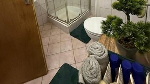 Basic Triple Room, Balcony | Bathroom
