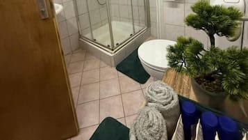 Habitación triple básica, balcón | Baño