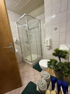Chambre triple de base, balcon | Salle de bain