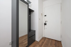 Interior entrance - Lumina comfy 4-room apartment center (Warsaw)