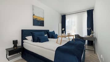 Een bureau, een strijkplank/strijkijzer, reisbedje, wifi