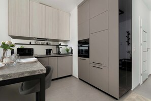 Kühlschrank, Mikrowelle, Ofen, Herdplatte