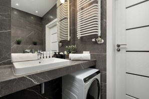 Dusche, Haartrockner, Handtücher, Shampoo