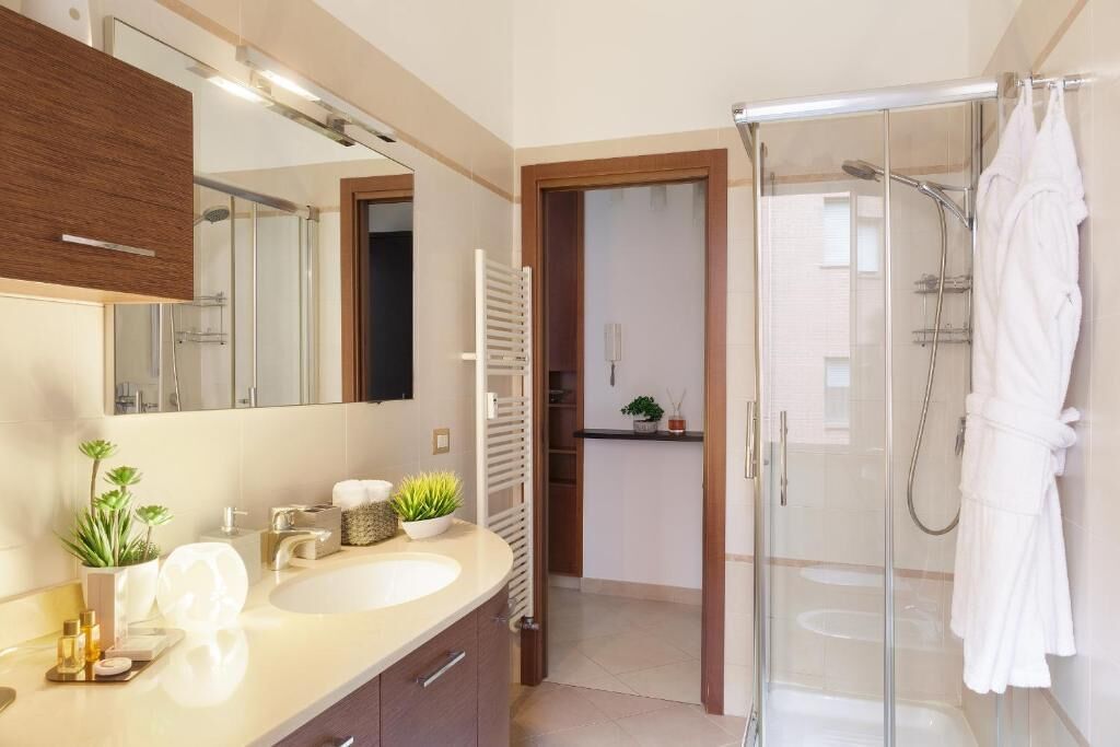 Een douche, een haardroger, een bidet, handdoeken