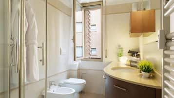 Shower, hair dryer, bidet, towels