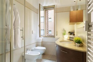 Dusche, Haartrockner, Bidet, Handtücher