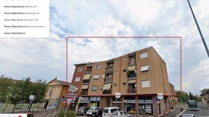 A multi-story building with a ground floor featuring a shop with a sign that reads "CARTUCCIO, STAMPANTI". - Bilocale moderno a Bollate vicino a Fieramilano e Milano Ice Park (Bollate)