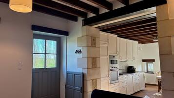 KĂŒhlschrank, Mikrowelle, Ofen, Herdplatte