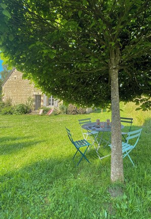Outdoor dining - Les Peupliers du Perche, a charming farmstay in Normandy surrounded by nature (Parfondeval)
