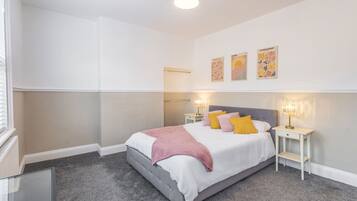 2 bedrooms, desk, iron/ironing board, WiFi