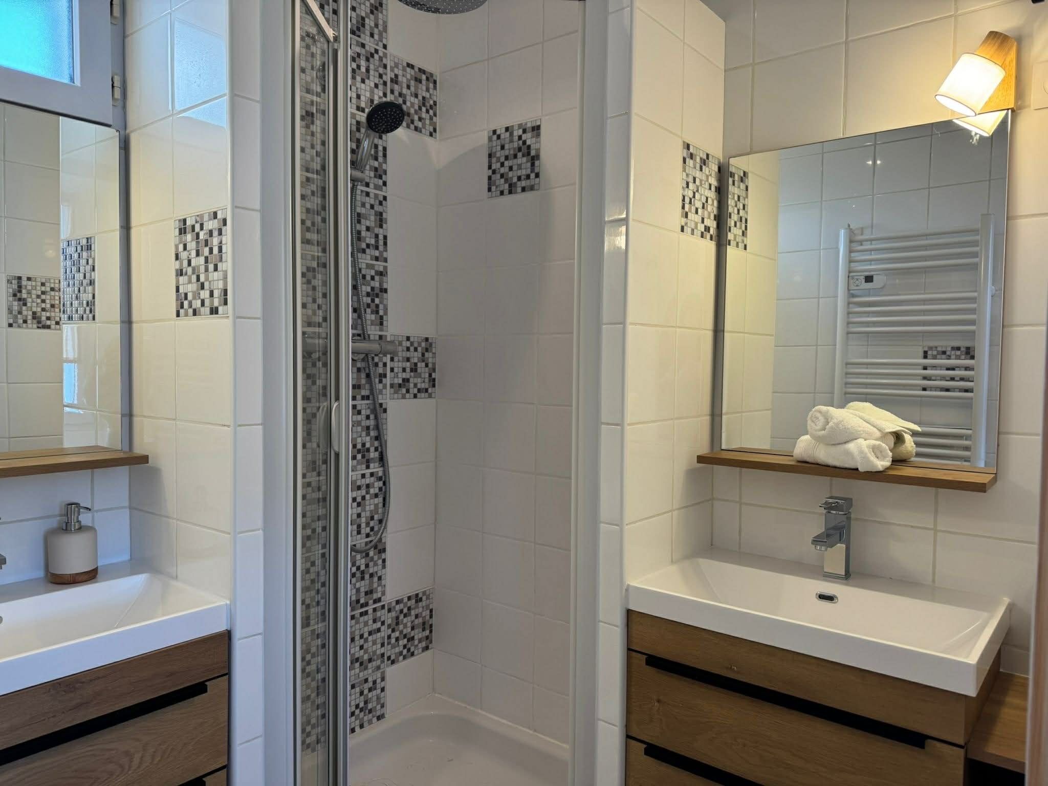 Een douche, een haardroger, handdoeken, zeep