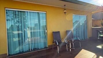 Suíte, sacada, vista para o lago | Terraço/pátio