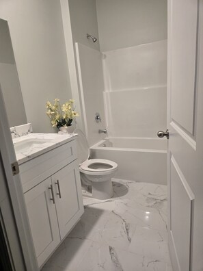 Hair dryer, towels, soap, toilet paper - Relaxing 3-Bedroom Retreat Peaceful Ocean Isle Getaway (Ocean Isle Beach)