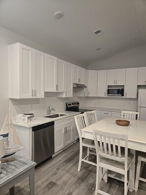 Private kitchen - Relaxing 3-Bedroom Retreat Peaceful Ocean Isle Getaway (Ocean Isle Beach)