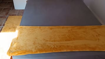 2 slaapkamers, een strijkplank/strijkijzer, internet, beddengoed