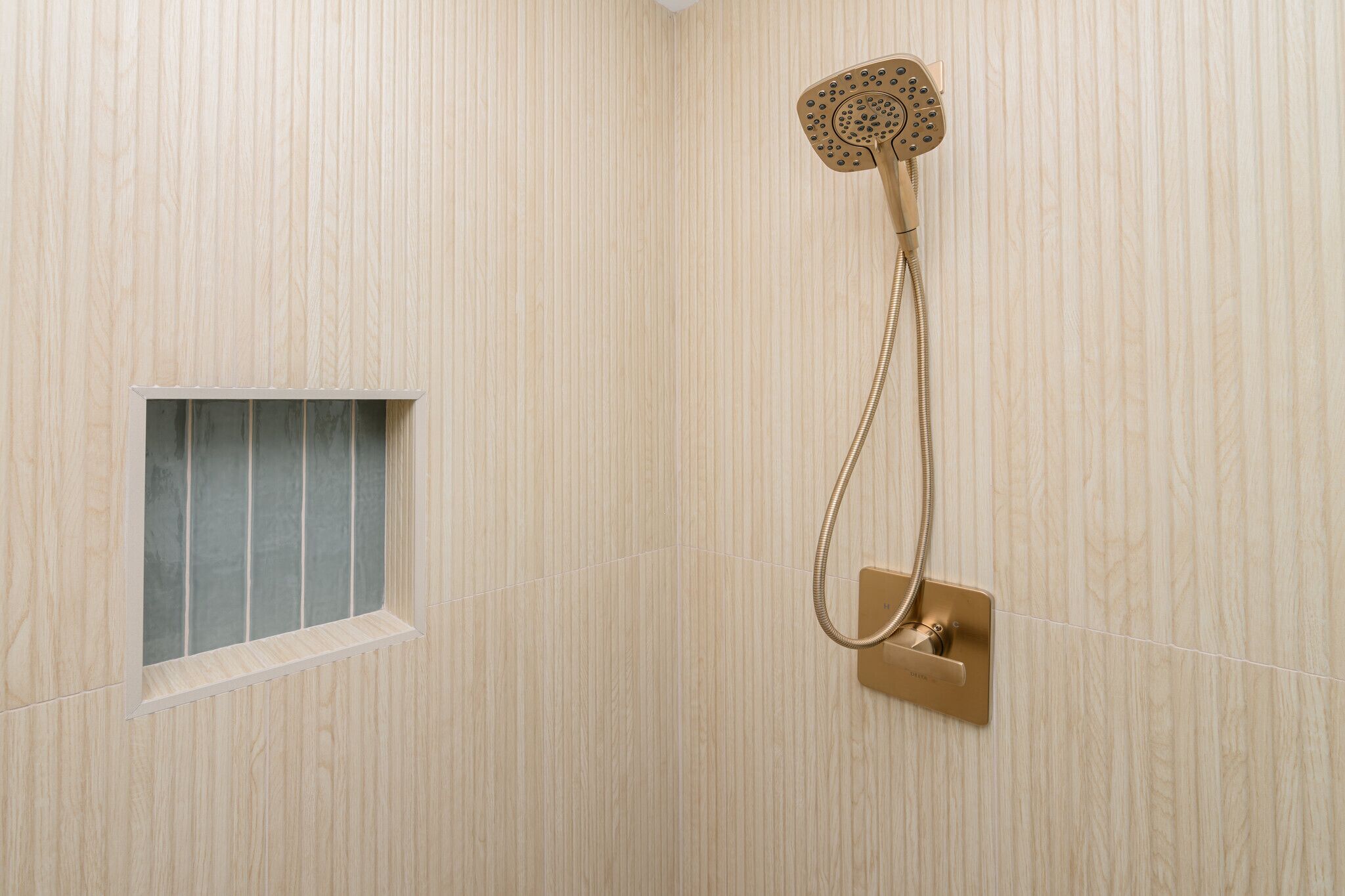 Un baño con ducha, una ventana y un panel de control en la pared.