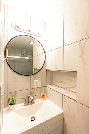 Sèche-cheveux, serviettes fournies, savon