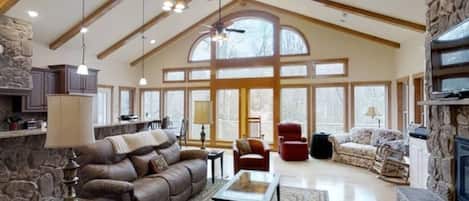 Smart TV, chimenea y futbolito