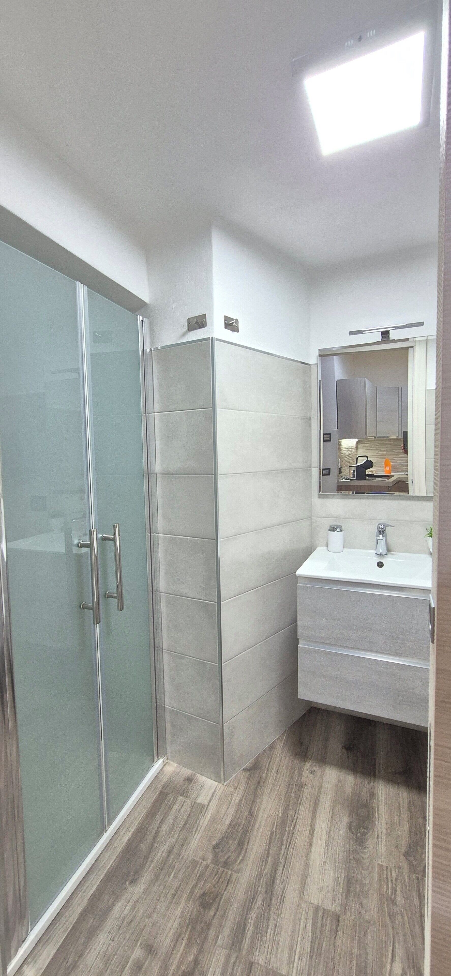 Chuveiro, secador de cabelo, bidê, toalhas de banho