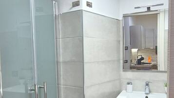 Chuveiro, secador de cabelo, bidê, toalhas de banho