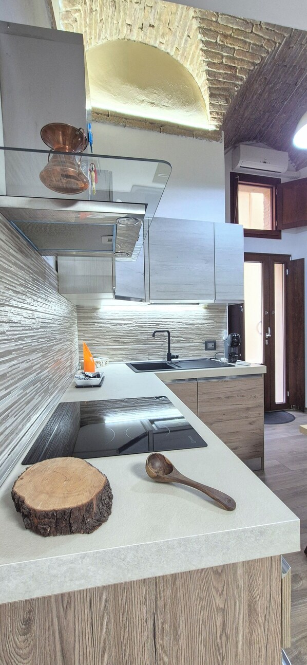 Fridge, oven, stovetop, dishwasher