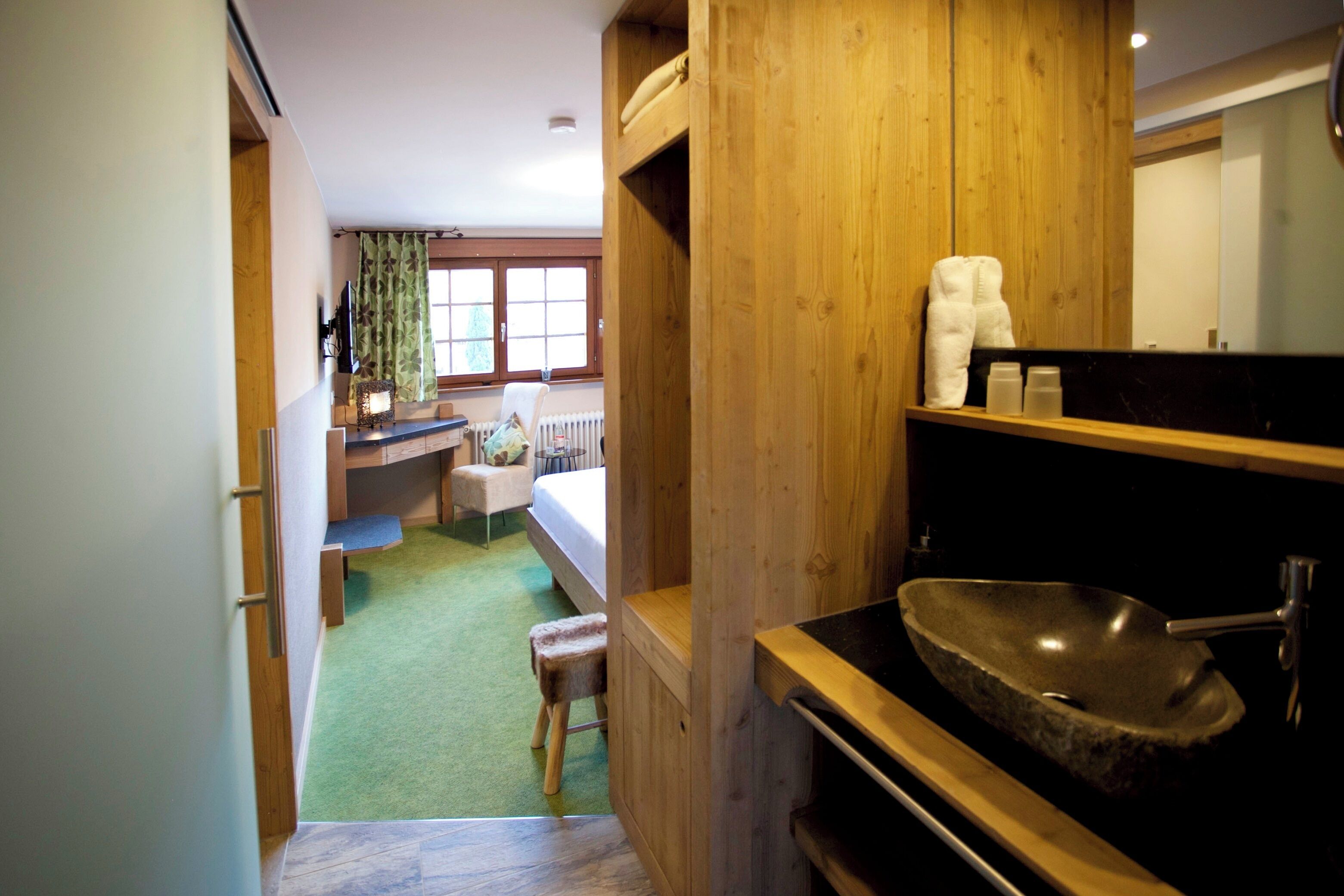 Habitación estándar doble | Caja fuerte, escritorio, wifi gratis y ropa de cama