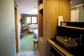 Standard-Doppelzimmer | Zimmersafe, Schreibtisch, kostenloses WLAN, Bettwäsche