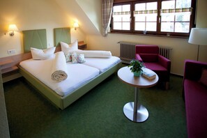 Comfort-Doppelzimmer, Talblick | Zimmersafe, Schreibtisch, kostenloses WLAN, Bettwäsche