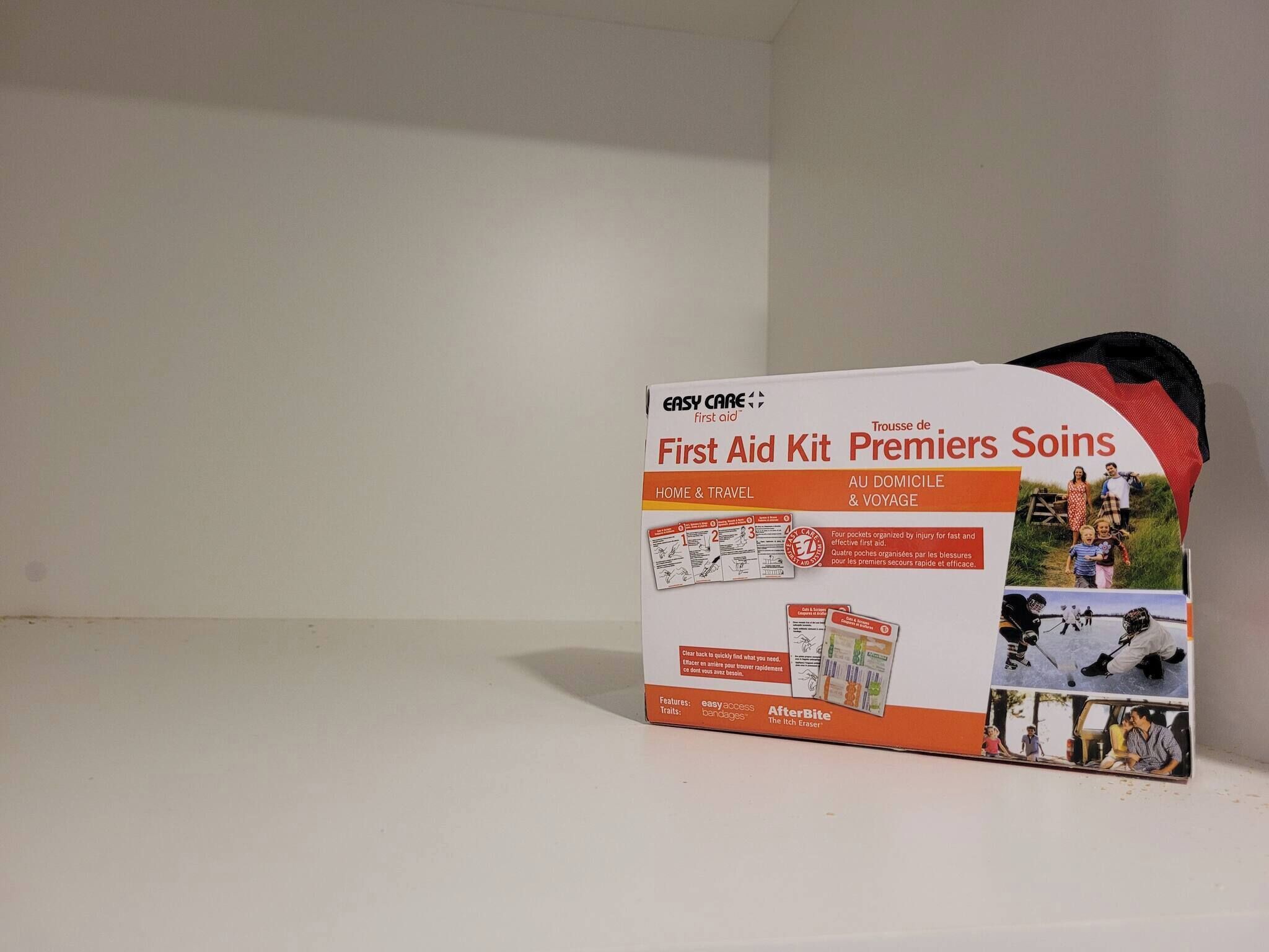 Un botiquín de primeros auxilios con una caja blanca y detalles color naranja, etiquetado como "Easy Care First Aid Kit".