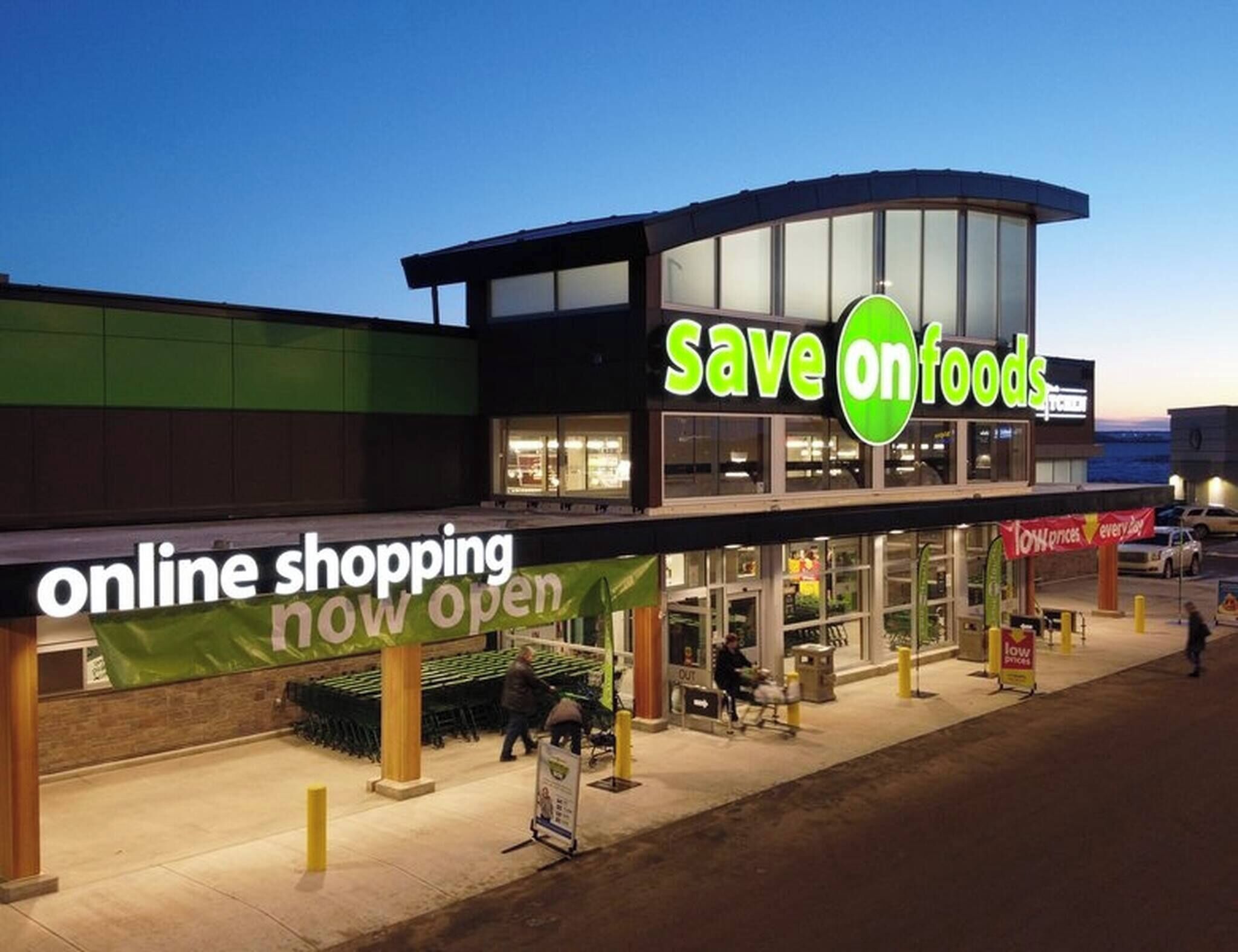 Un magasin Save on Foods avec une grande enseigne faisant la publicité des achats en ligne.