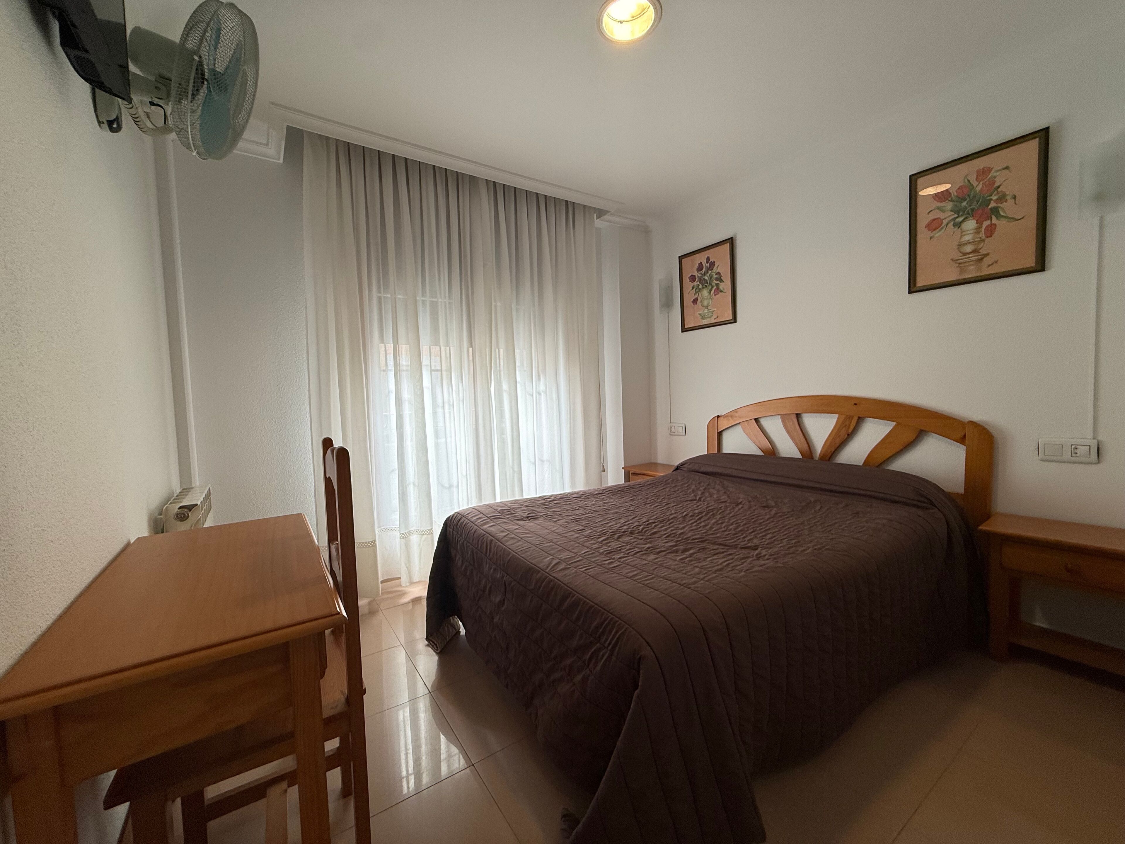 غرفة مزدوجة | خزنة داخل الغرفة ومكتب