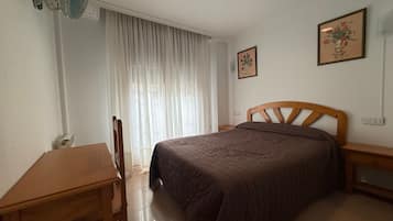 غرفة مزدوجة | خزنة داخل الغرفة ومكتب