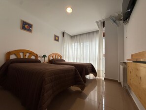 Habitación estándar con 2 camas individuales | Caja de seguridad en la habitación, escritorio y wifi gratis