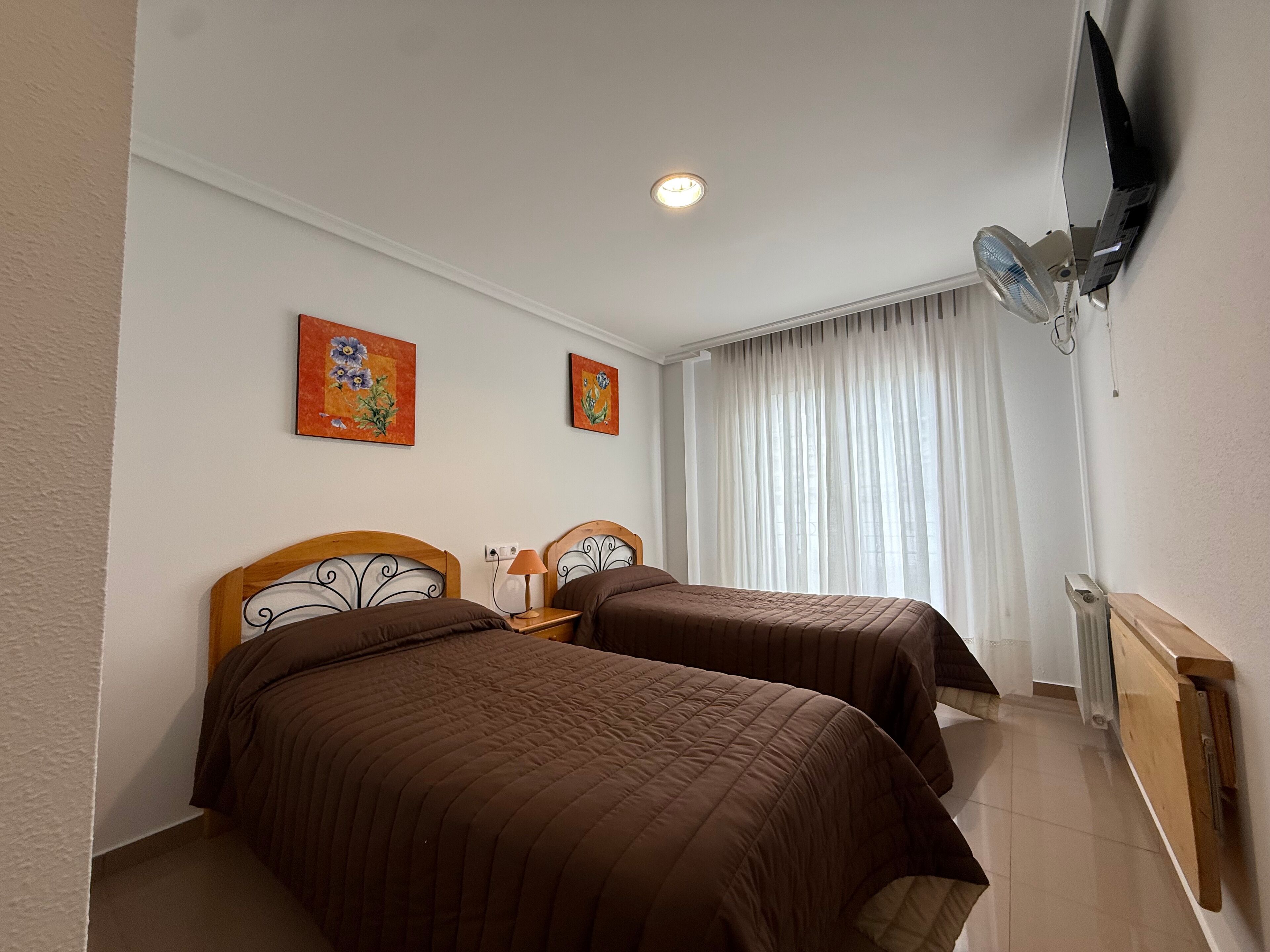 Twin Room | Peti besi dalam bilik, meja 