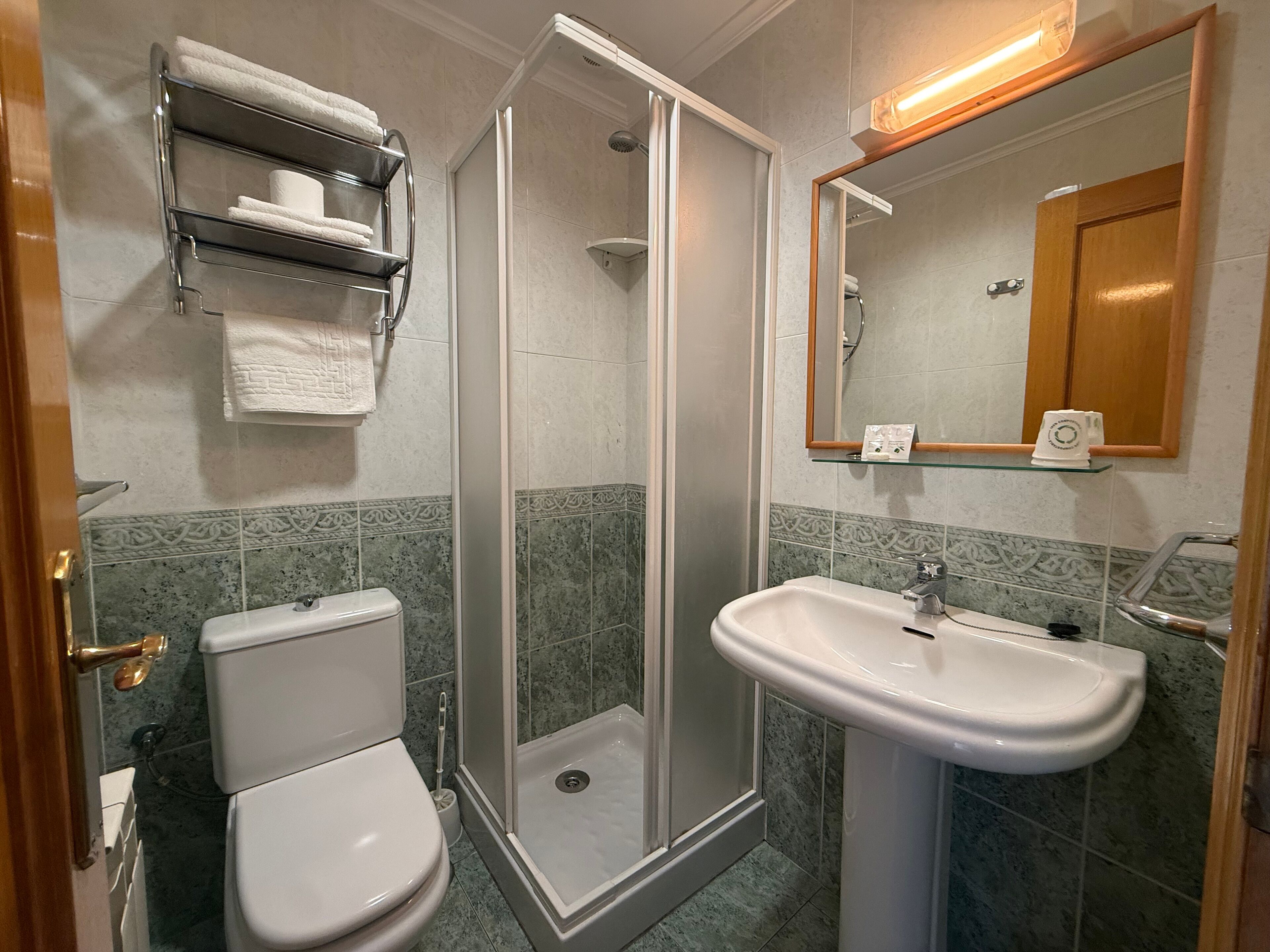 غرفة مزدوجة | حمام | تجهيزات دش، مناشف، صابون، شامبو