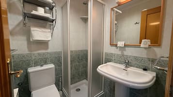 غرفة مزدوجة | حمام | تجهيزات دش، مناشف، صابون، شامبو