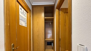 Un placard en bois avec des étagères et un petit appareil électroménager.