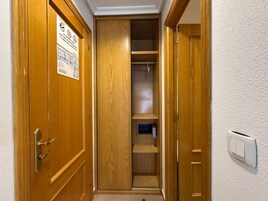 Un armario de madera con estantes y un electrodoméstico pequeño.