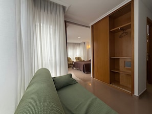 Suite | Peti besi dalam bilik, meja 