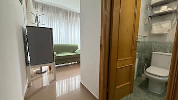 Ducha, toallas, jabón, shampoo