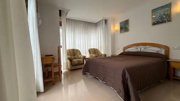 Caja de seguridad en la habitación y escritorio