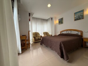 Caja de seguridad en la habitación y escritorio 