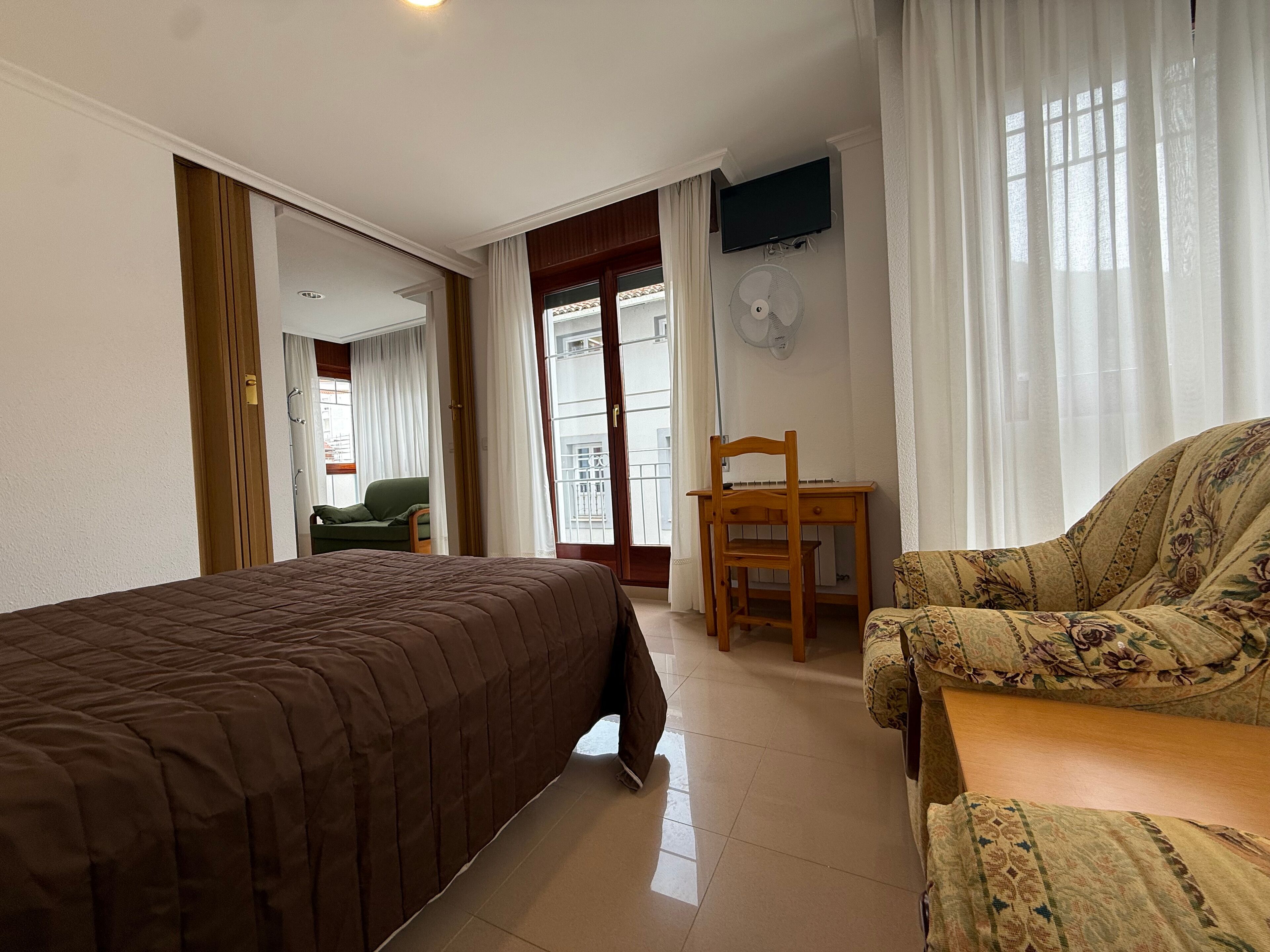 Suite | Peti besi dalam bilik, meja 