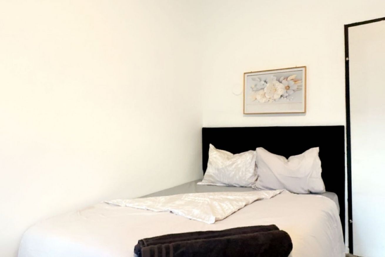 1 غرفة نوم ومكواة/لوح كي وملاءات أسرّة