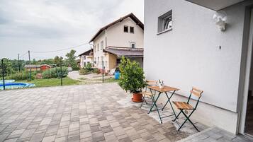 Apartment | Outdoor dining