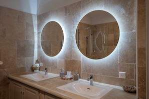 Regadera, secadora de cabello, toallas, papel de baño 
