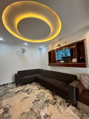 Living area - Hotel Golden Palace (Agra)