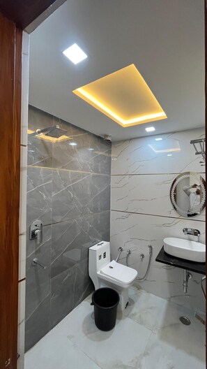 Classic Double or Twin Room | Bathroom | Bathtub, free toiletries, hair dryer, towels - Hotel Golden Palace (Agra)