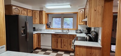 House right on Pine Creek, only one mile from the Snake.