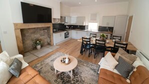Un appartement moderne comprenant un salon, un coin repas et une cuisine.